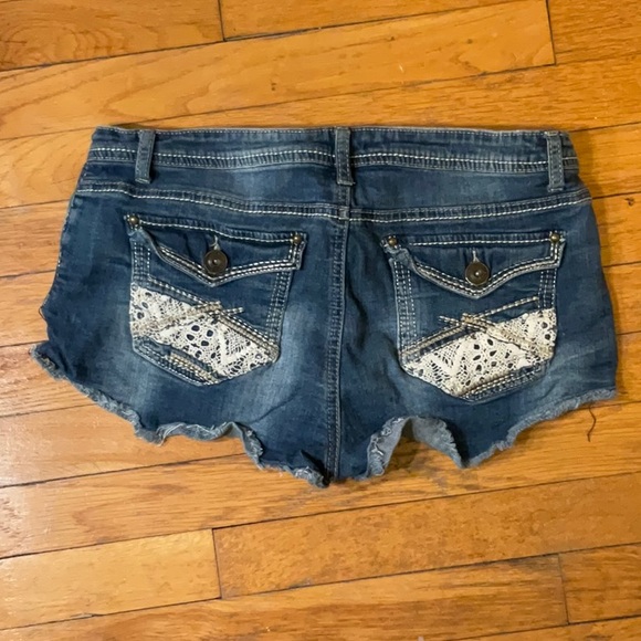 Rue21 Faded Denim Blue Jean Shorts with Lace back pockets - Picture 2 of 4